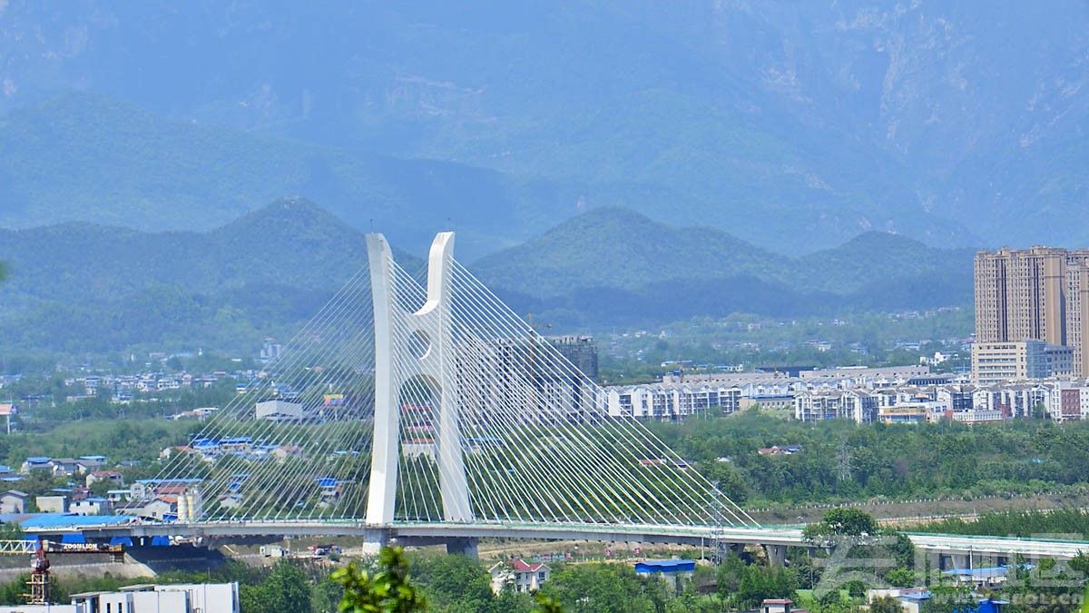 诗城江油建设中的涪江五桥以及城市俯瞰几张新图