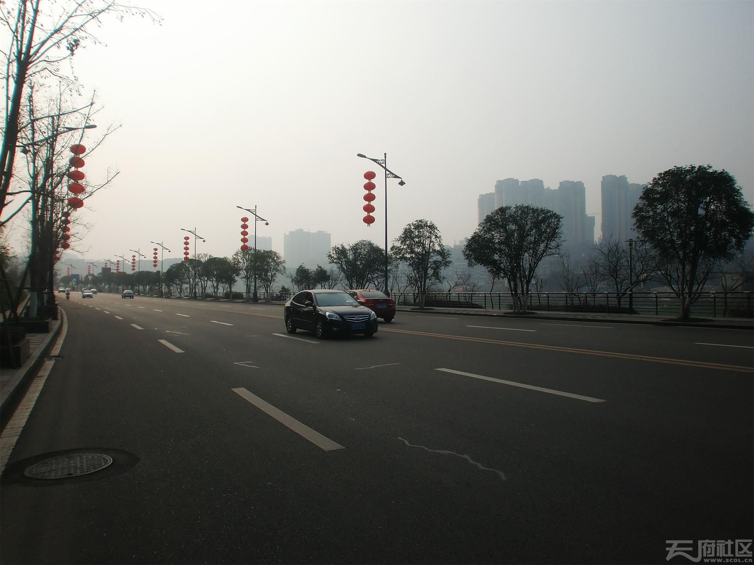 大红灯笼挂起来:节日前夕的 内江兰桂大道. 新图 31张.