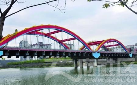 饮马大桥是绵阳第一座彩虹桥.