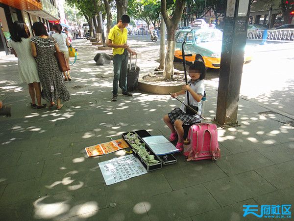 狠心父母竞让10岁女孩街头卖艺乞讨