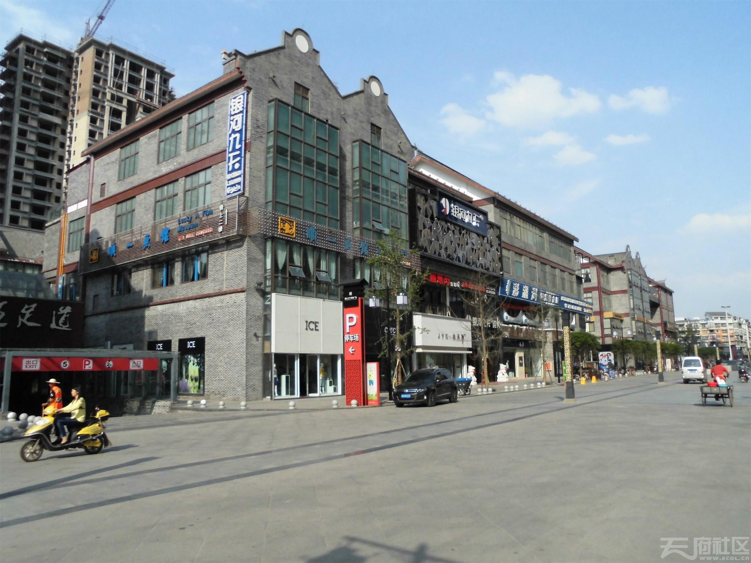 漫步南充顺庆1227购物广场特色商业街
