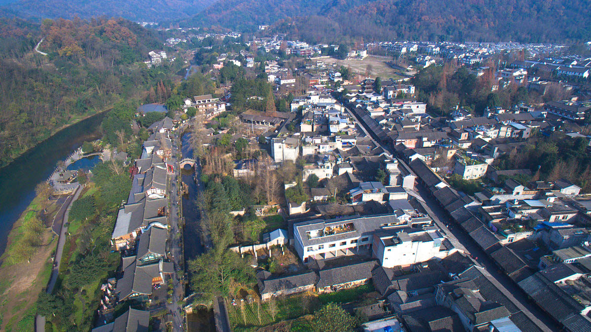 街子古镇全景图图片