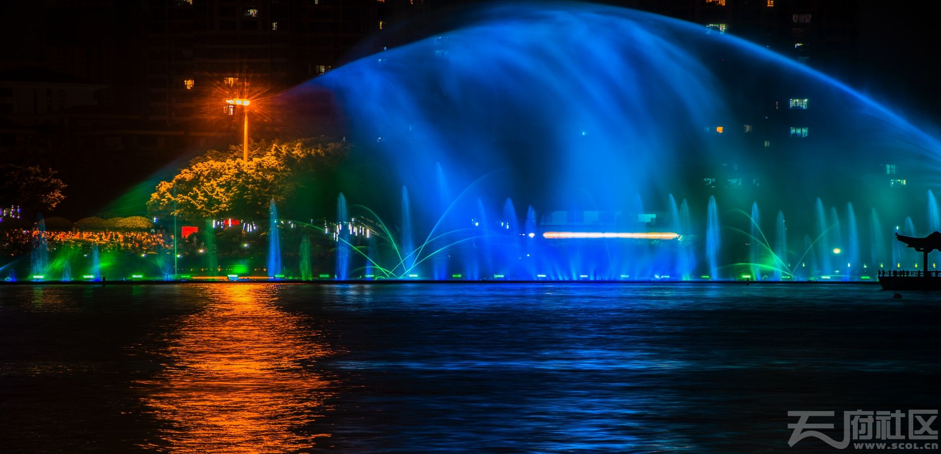 泰安夜景喷泉图片