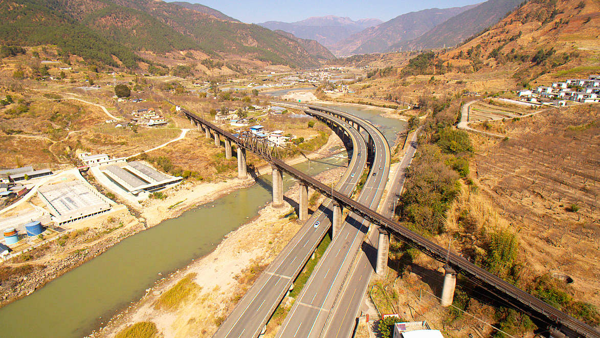 【大美四川】俯瞰成昆铁路蒲坝大桥