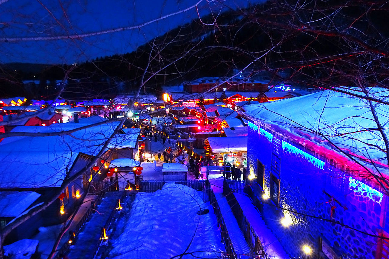 雪乡梦幻家园的夕阳蓝