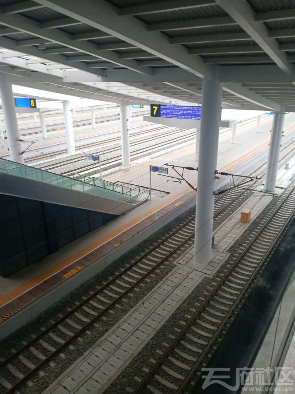 襄阳东站站台图片