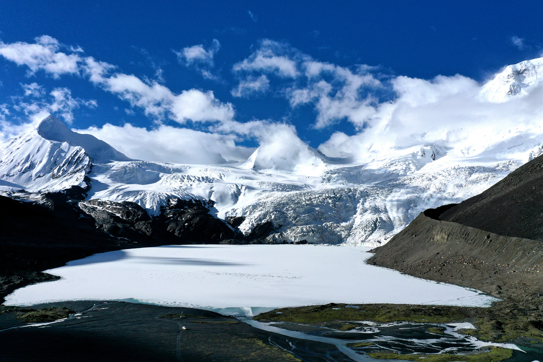 西藏高原蓝天白云与雪山高清图片下载-正版图片500828731-摄图网