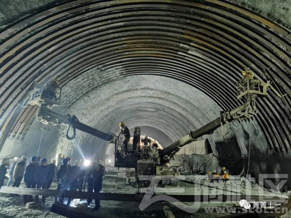 鏖战8年成兰铁路杨家坪隧道全线贯通了