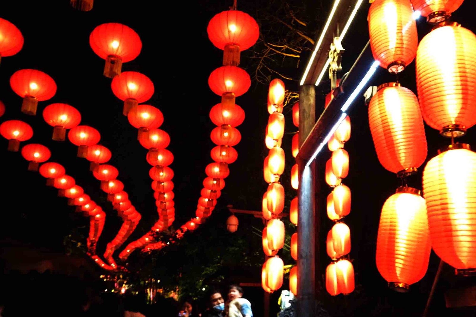 按照中国民间的传统，这天夜晚，人们点起彩灯万盏，以示庆贺……|彩灯|民间|元宵节_新浪新闻