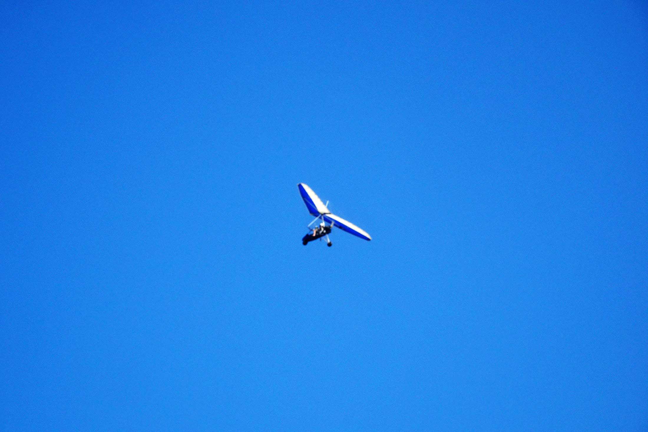 【一路向南】海边上空的三角翼飞机