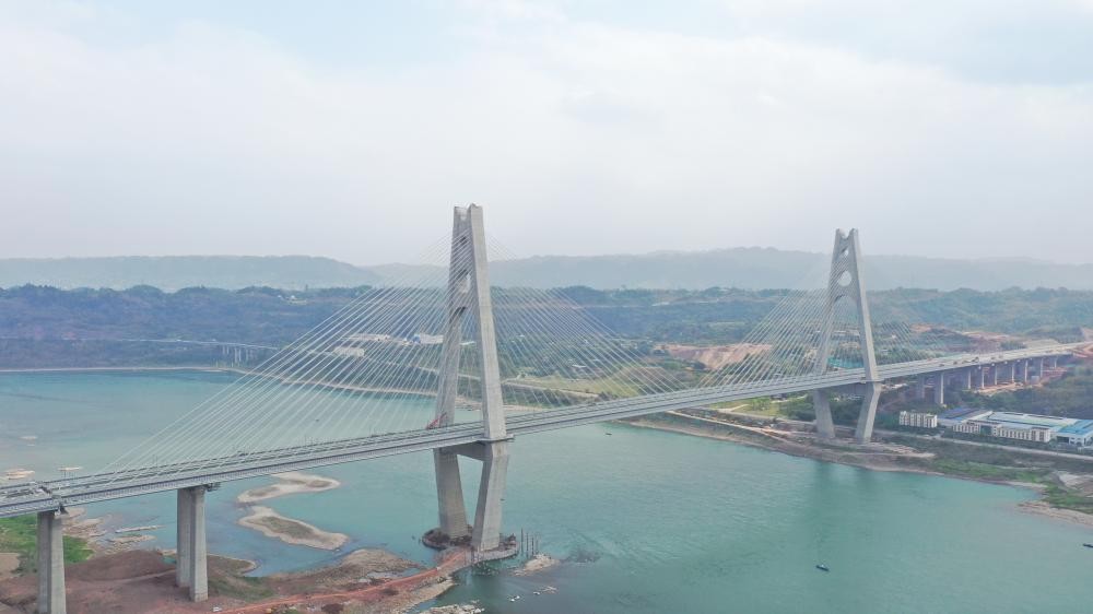 成自宜高铁宜宾临港公铁两用长江大桥进入收尾阶段，预计年底通车